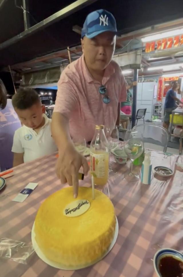 这位45岁的林子聪大排档以低调的方式庆祝她的生日。场景很简单，只有一个蛋糕很悲伤。
(图1)