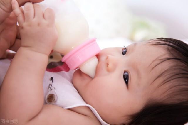 被“妖魔化”地躺喂，真的不好吗？试过的妈妈才知道有多“香”