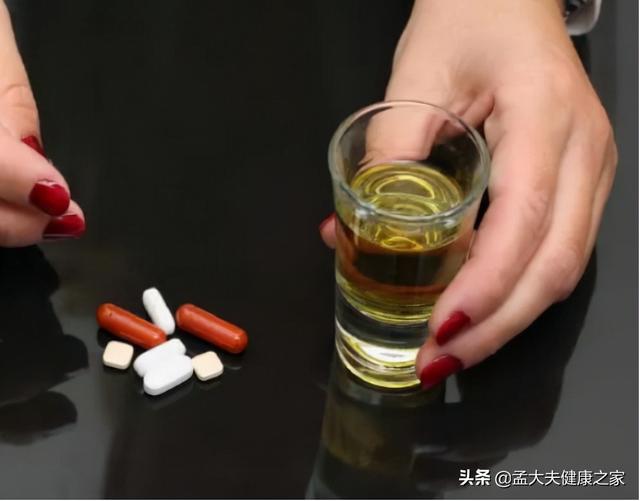 除了吃头孢不能喝酒，还有5种药吃完也不能喝酒，告诉你的酒友