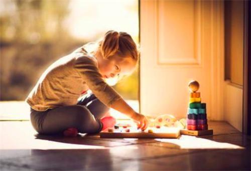 广东5岁女童独留家中无人看管，不慎从十楼阳台坠下，不幸身亡