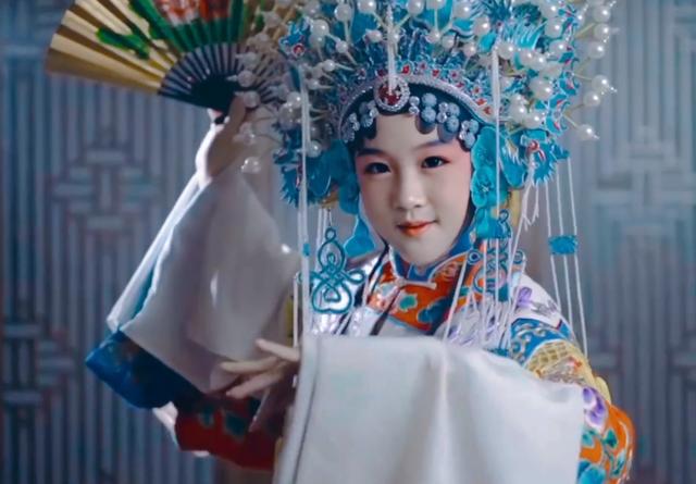 12歲星二代貝兒曬京劇扮相 一顰一笑充滿韻味 網友 嫵媚的陸毅 Kks資訊網