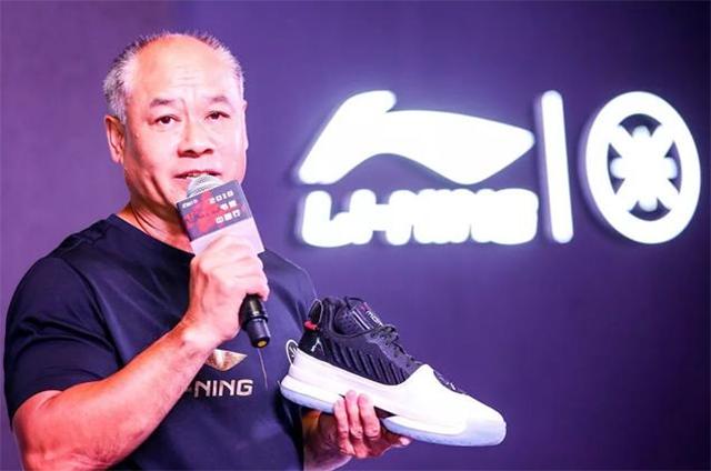 李经纬葬礼上，年近50的李宁：李先生不仅是老板，更像是我的父亲