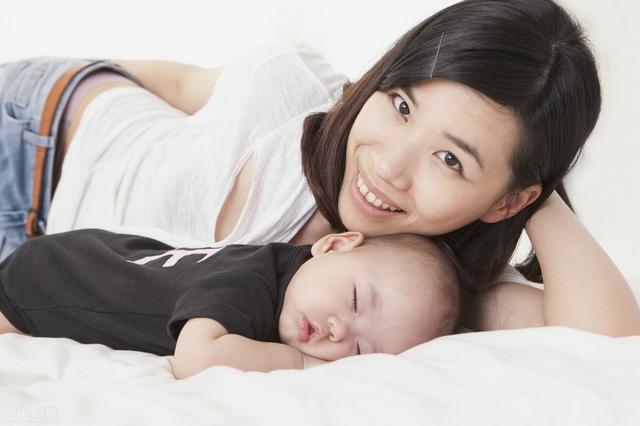 宝宝睡醒后到底要不要立刻去抱他