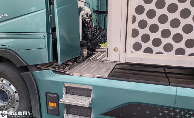 沃尔沃亮相了电动沃尔沃FH牵引车，实力如何？实拍带您好好看看