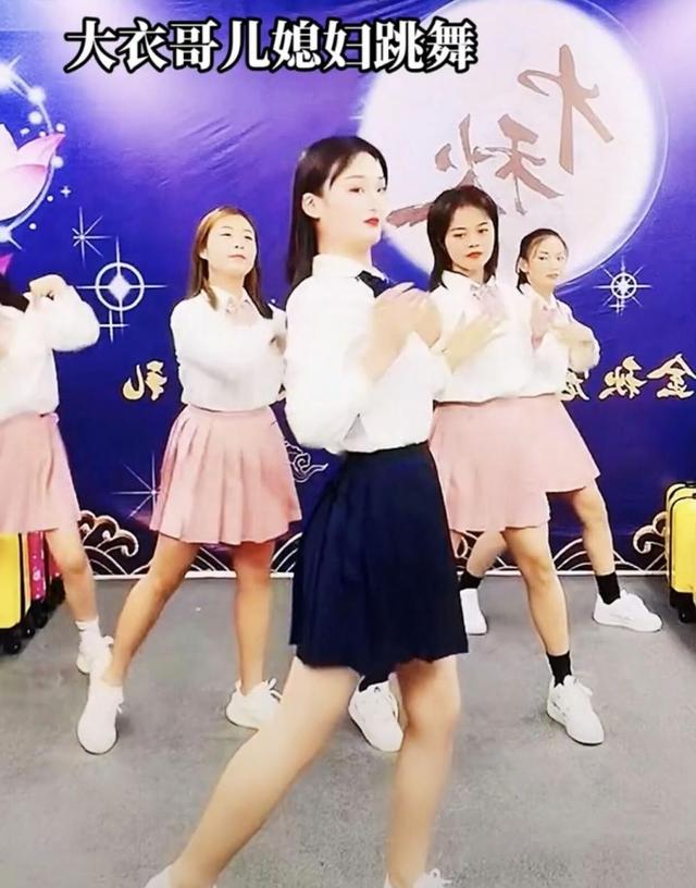 靠结婚上热搜的网红陈亚男，凭什么嫌弃大衣哥儿子“不学无术”？
