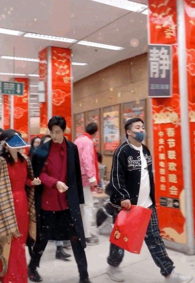 「今日报道」肖战图片红色衣服照片(肖战红色衣服图片大全)