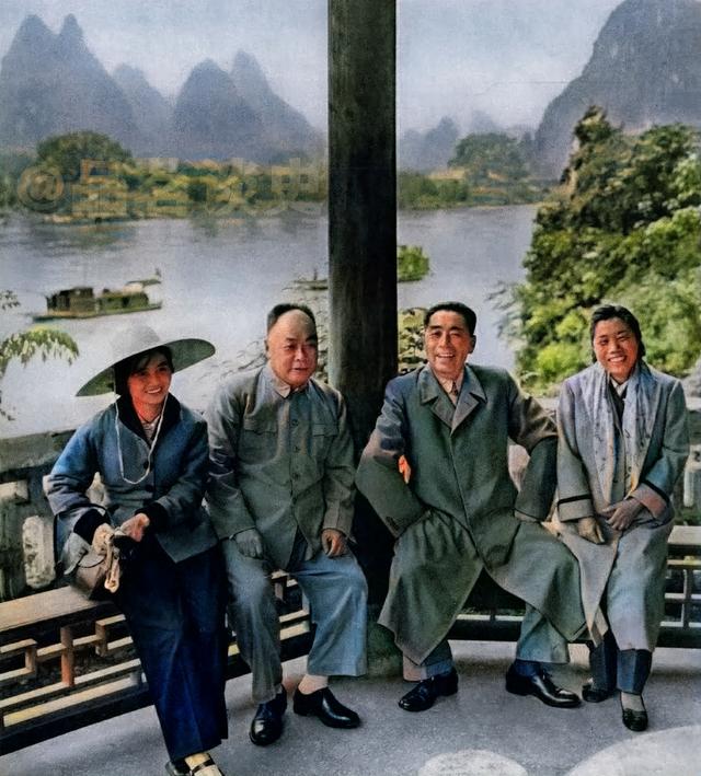 「罕见」周恩来和十大元帅的同框照，张张珍贵，尽显功勋风采