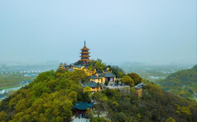 南通市吧,在长江旁边有一处景区,环境优美,古迹众多,它就是狼山风景区