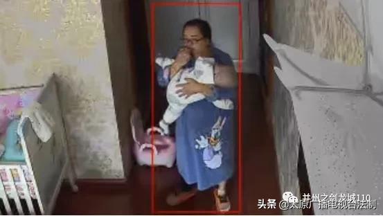 天鹅到家：育儿嫂带娃方式引争议 顾客上门维权困难重重