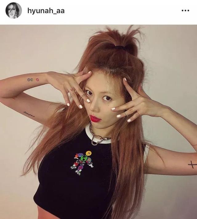 仿佛拥有"泫雅系纹身"一度被大家争相模仿俘获了一大片小仙女的心凭借