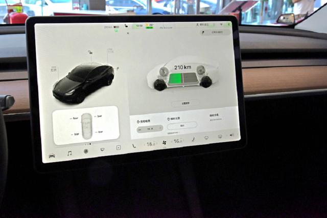 试驾特斯拉Model Y：这玩意儿开起来咋就那么像个“大玩具”？