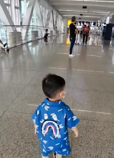 萌化了！湖北一萌娃半年未见奶奶，见到奶奶后激动到跺脚转圈圈