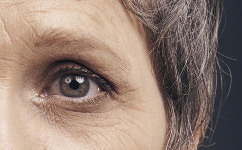 建议：女性想要延缓衰老，这个方法常坚持，皮肤紧嫩人年轻