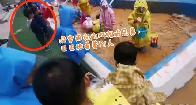 室外10，幼儿园让孩子玩水玩泥巴，双胞胎妈妈果断拒绝后又加入