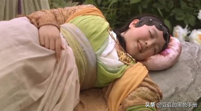 史湘云醉卧:6版《红楼梦》“湘云醉卧”，看看谁是人面桃花，谁像醉鬼睡大街
