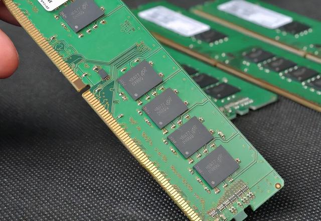 固态硬盘研发商获3.7亿融资；DDR4跌势扩大；沛顿存储设备进场