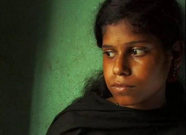一名纽约女记者拍摄的印度贫民窟：女性被迫堕落，黑帮横行