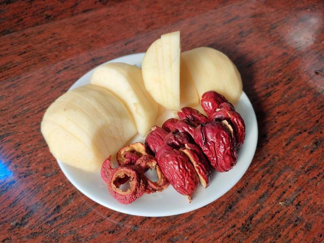 苹果山楂红枣水