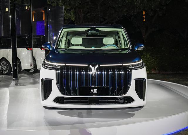 空气悬架+电动四驱，岚图MPV四座版不输埃尔法？