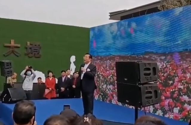 值得同情？儿子仍未出狱，82岁李双江心酸卖唱，场地简陋破旧