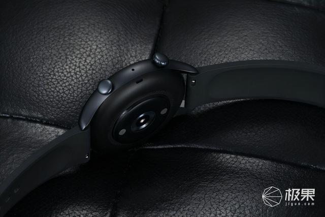 华米GTR 3 Pro智能手表来了！内置自研系统一键测量，30天超长续航