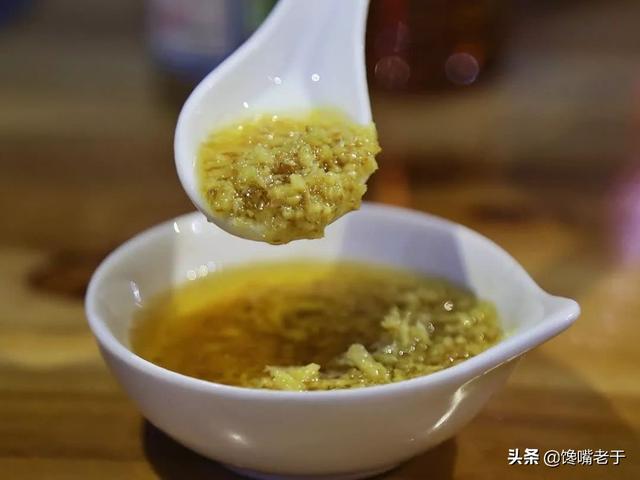 白斩鸡蘸料怎么调配白切鸡骨中带血正常吗
