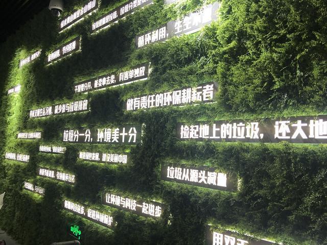 饮料罐扔进破碎机