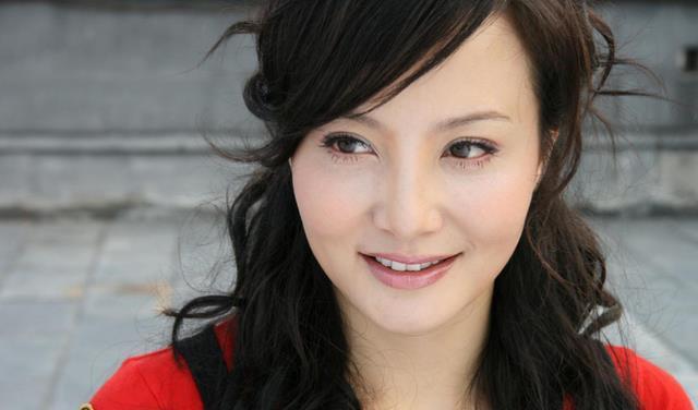 大陶红:51岁陶红晒近照！超大珍珠戒指吸晴，婚姻状况成谜，疑单身至今