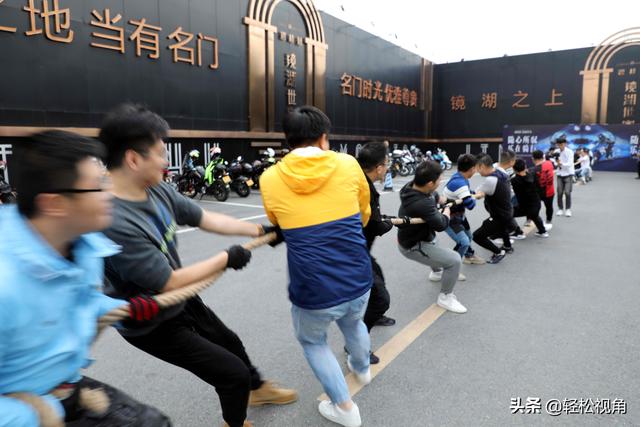 安徽芜湖：50多辆摩托车巡游城中心，不乏高手骑士与靓眼豪车