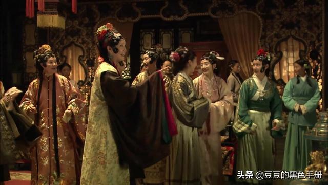 史湘云醉卧:6版《红楼梦》“湘云醉卧”，看看谁是人面桃花，谁像醉鬼睡大街