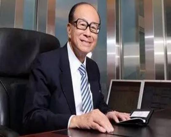 买下半个英国后，李嘉诚又要回来，他嗅到什么了？
