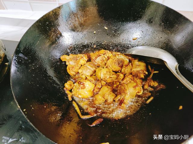 孩子的冬季营养餐，用胡萝卜和鸡腿焖饭，健康可口，视力好身体壮