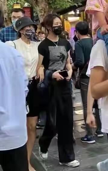 章子怡一家五口现身北京环影！汪峰梳小辫，她穿休闲装一眼被认出