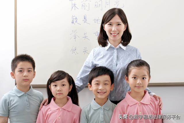 子女可以随父姓，可以随母姓。无贵贱之分，在法律上都是同等的