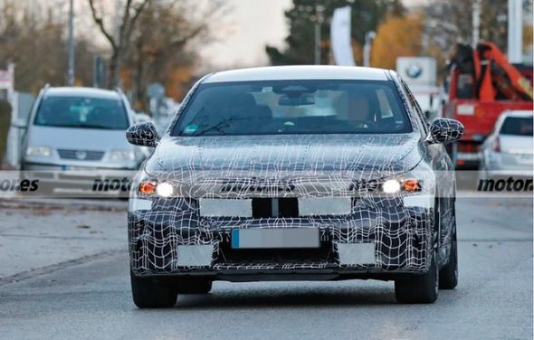 疑似宝马5系纯电动车曝光，外观迎来大改变，预计明年下半年发布