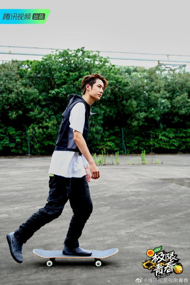 这个节目是国内第一档以"滑板"为主题的青春运动综艺,围绕着滑板而