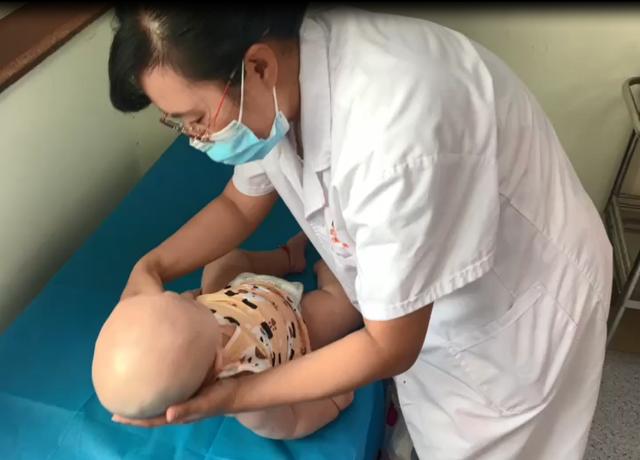 8个月依旧竖头不稳，医生李树珍为发育迟缓宝宝带来康复之光