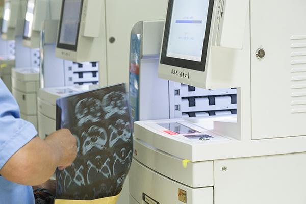 核磁共振检查会伤害身体吗（为什么医生不建议做核磁共振检查）