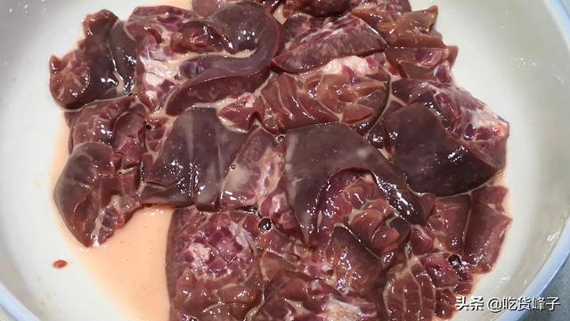 炒腰花時，最忌直接下鍋炒，教你正確做法，脆嫩爽口不腥氣，真香