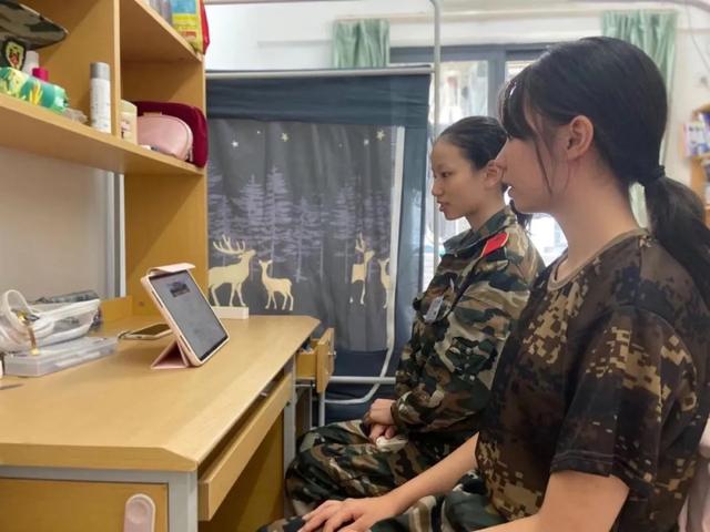 别样的大一新生开学典礼，厦大开学典礼用矿泉水代替新生，真担当
