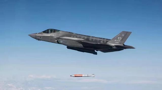 美军高官透露歼-20曾与F-35近距离接触，歼-20能否压制F-35战机？