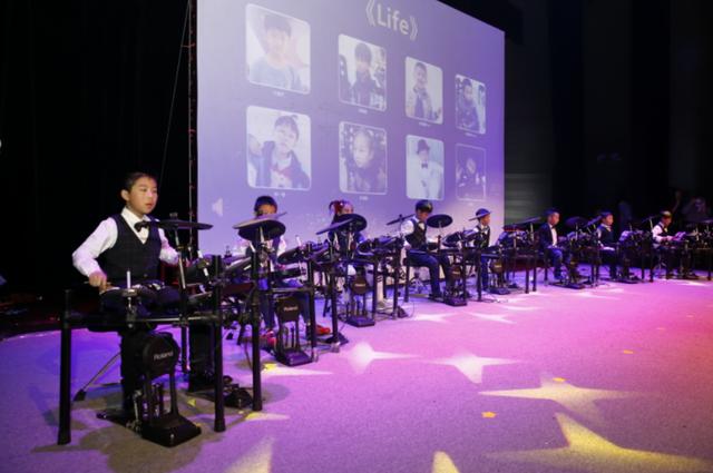 四、五岁的孩子可以轻松站上舞台，能说会道，能演会唱