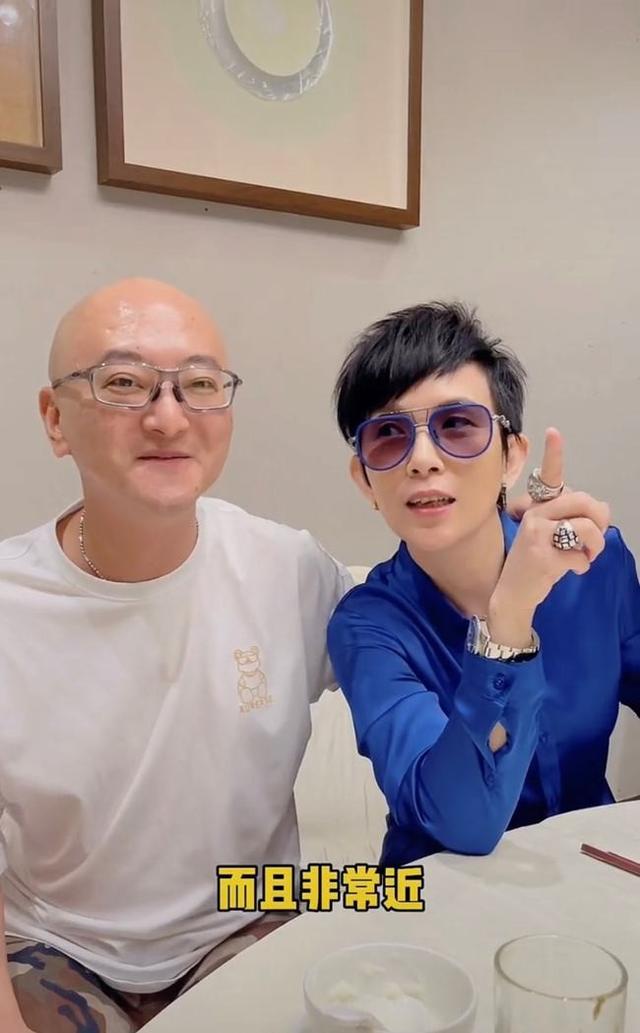 52岁潘美辰定居广东，罕见露面一身中性打扮，商演捞金人气太高