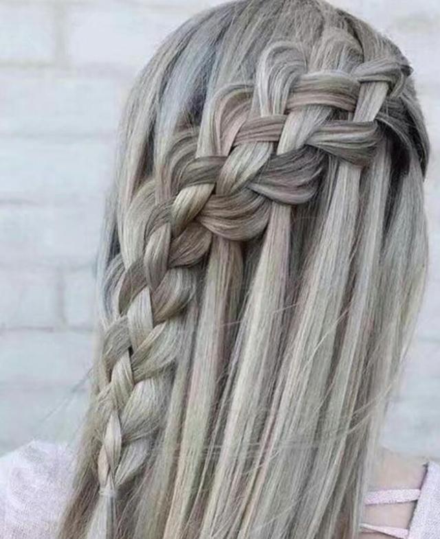 单扎公主头把长发从后侧取一缕头发,在中间扎个蝴蝶结,这款单扎公主头