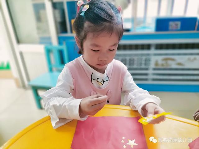 ​红旗舞动 喜迎国庆---记膏城花园幼儿园国庆节节日教育活动