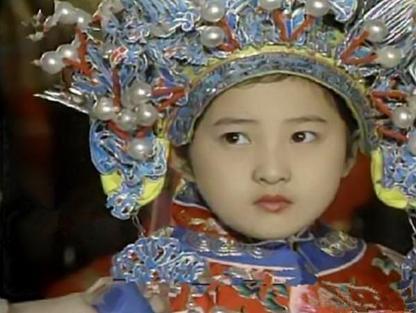 当年金铭凭乖巧甜美的长相特别讨人喜爱.