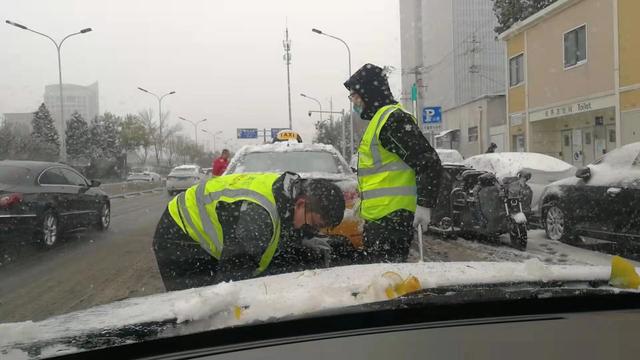 的哥的姐感慨说：换电站铲冰扫雪换电忙