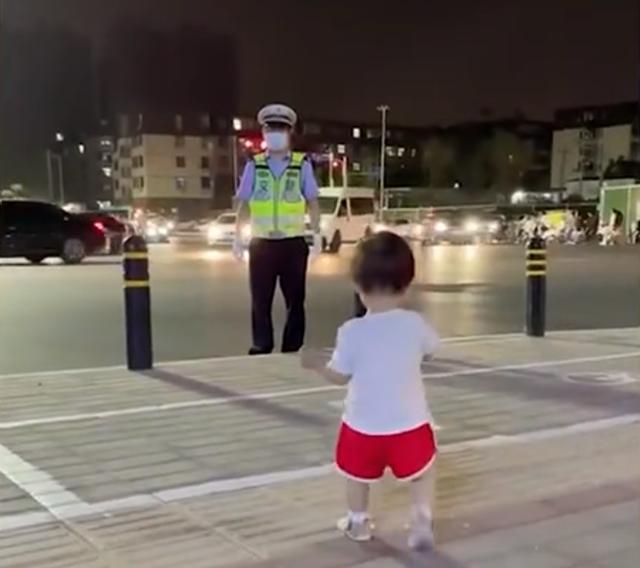 河南一交警半月没回家，1岁宝宝路口偶遇执勤爸爸，久久不愿离去