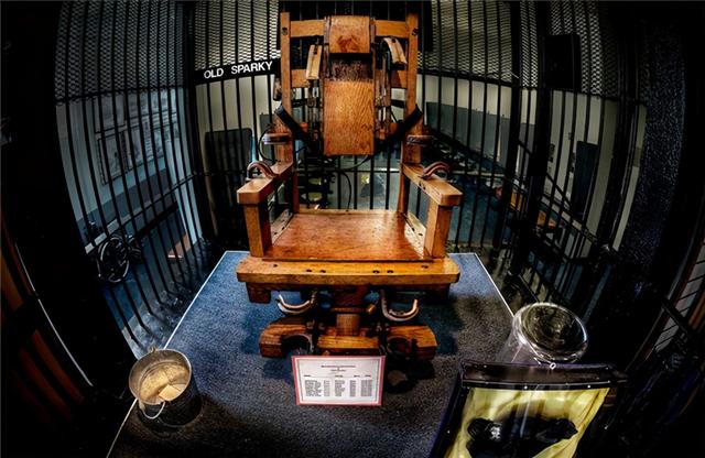 爱迪生发明的300伏电椅，不仅仅只是刑具，背后还隐藏着一大秘密