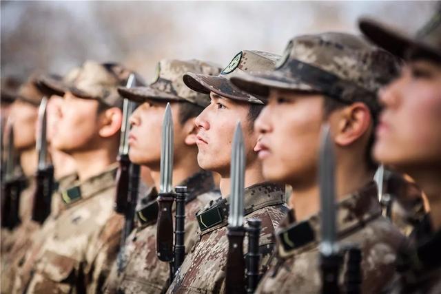 我国部队一个师有多少人「中国军队一个师有多少人 和外军相比 编制上有何不同 」